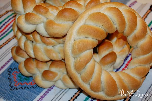 Moldovan Round Braided Bread - Colaci 
